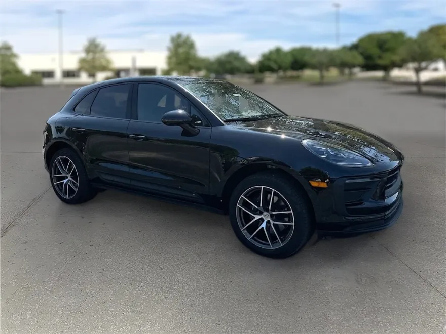2023 Porsche Macan T photo 1