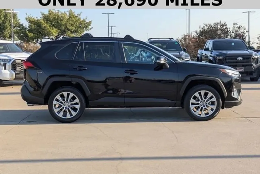 2022 Toyota RAV4 XLE Premium photo 1