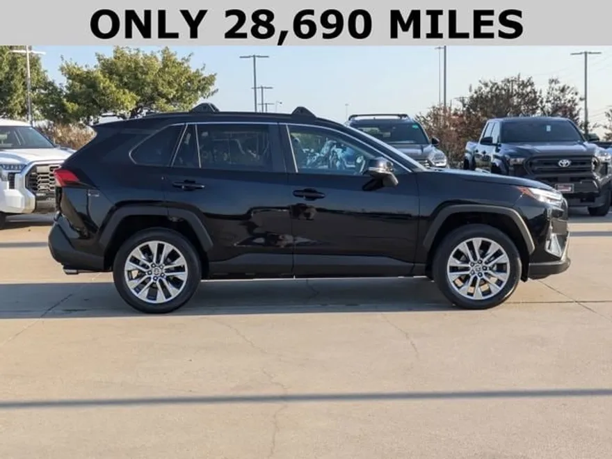 2022 Toyota RAV4 XLE Premium photo 1