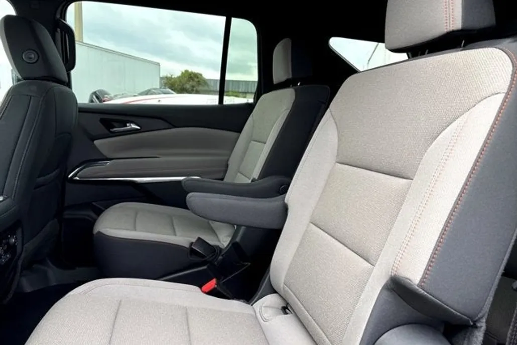 2025 Chevrolet Traverse photo 1