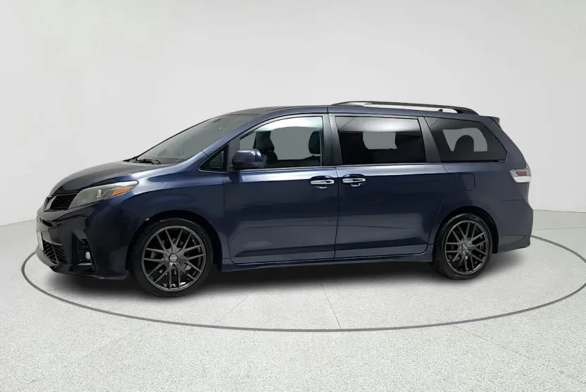 2018 Toyota Sienna SE photo 1