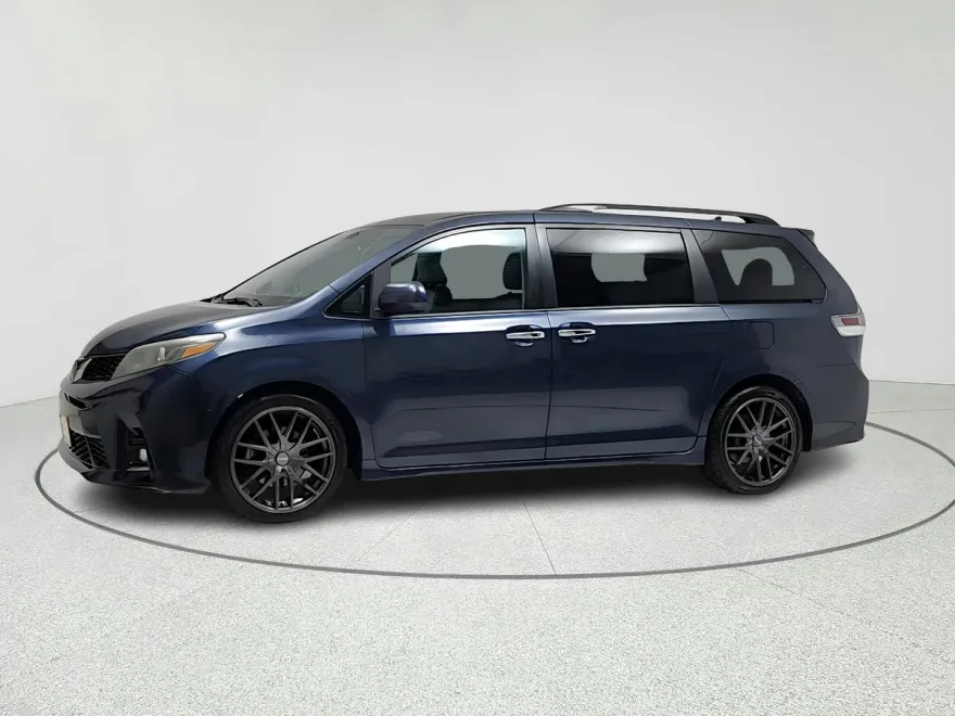2018 Toyota Sienna SE photo 1