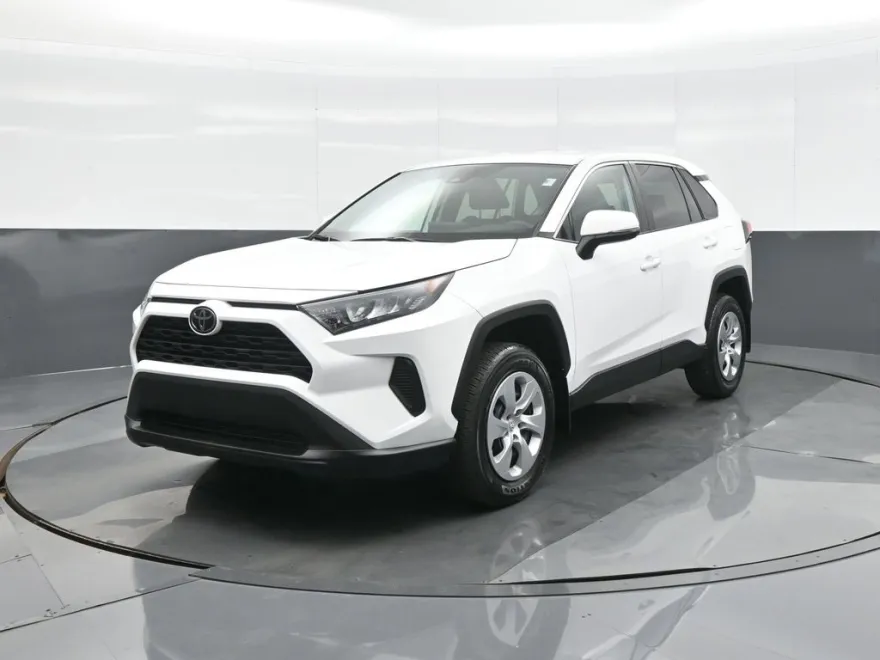 2022 Toyota RAV4 LE photo 1