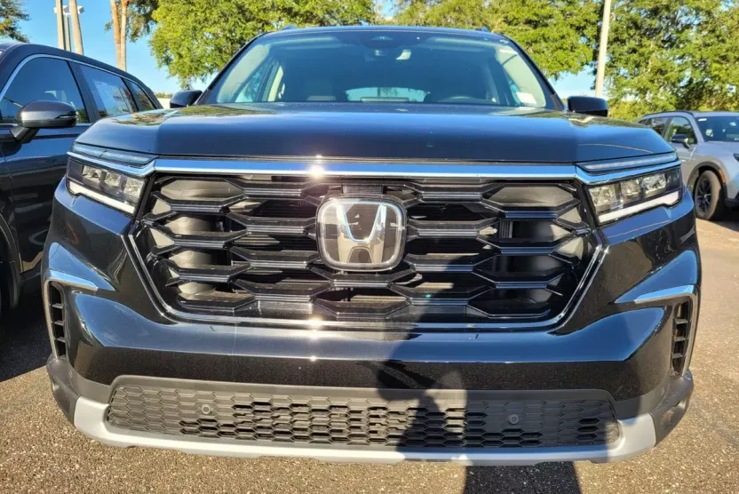2025 Honda Pilot Touring photo 1