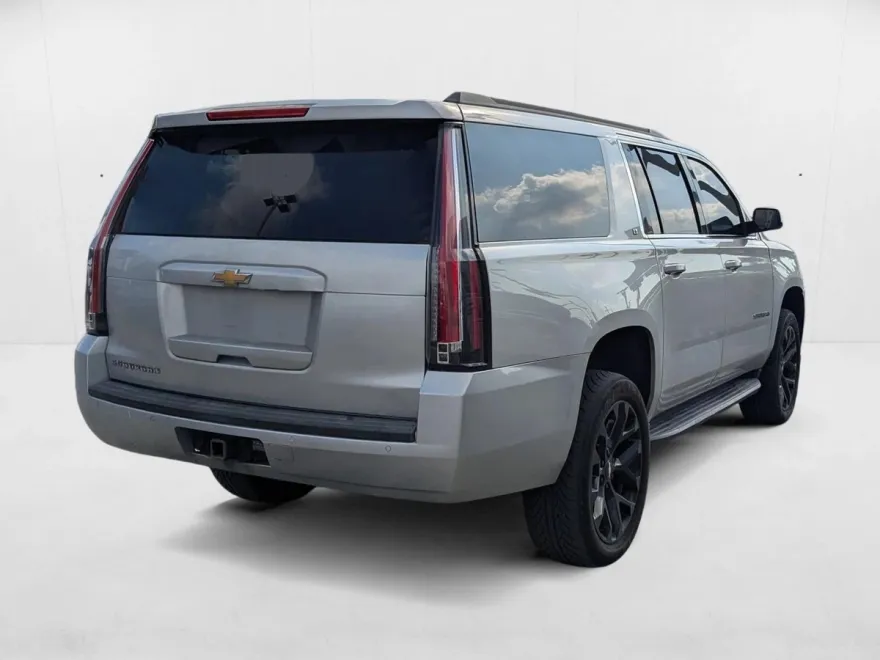 2017 Chevrolet Suburban 1500 LT photo 1