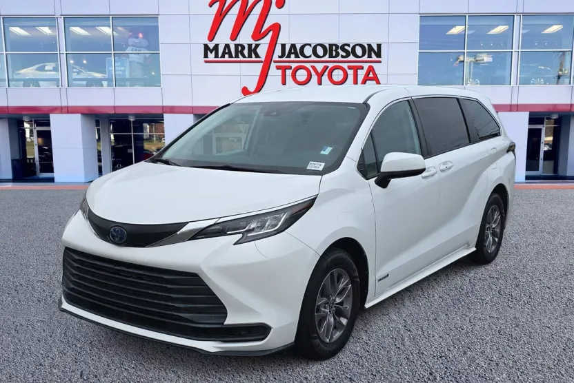 2021 Toyota Sienna LE photo 1