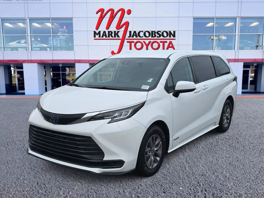 2021 Toyota Sienna LE photo 1