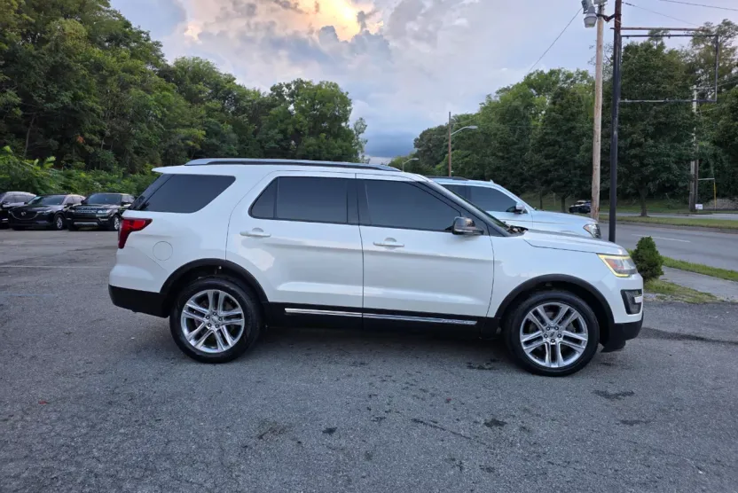 2016 Ford Explorer XLT photo 1