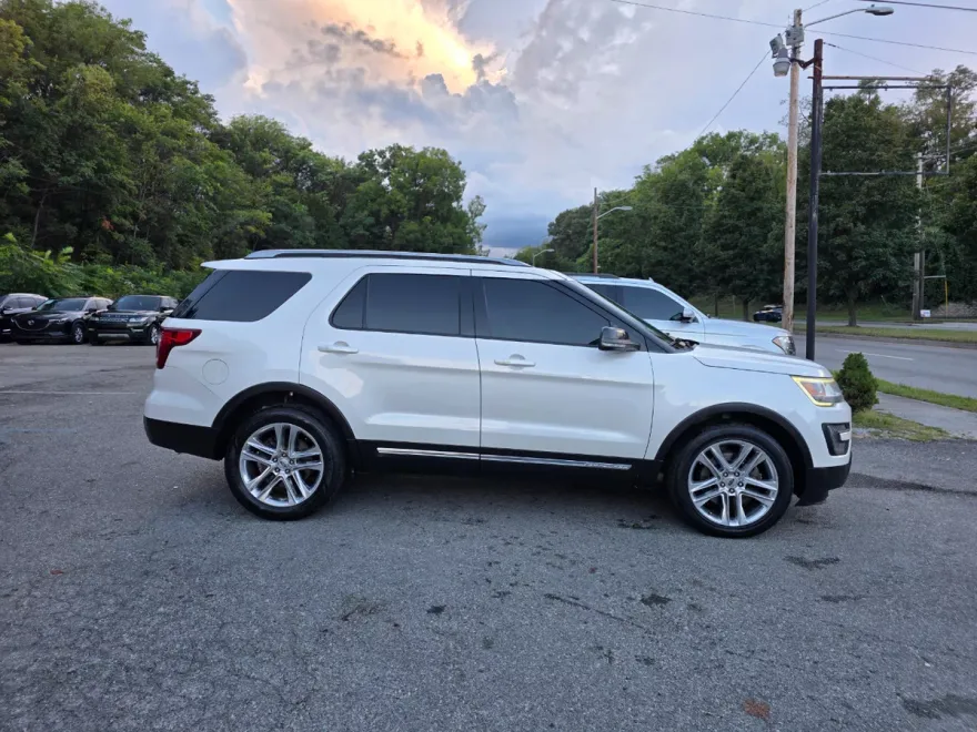 2016 Ford Explorer XLT photo 1