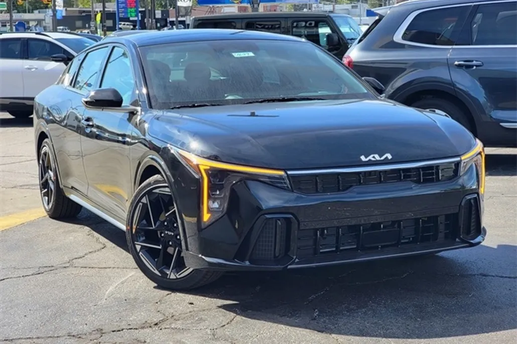 2025 Kia K4 GT-Line photo 1