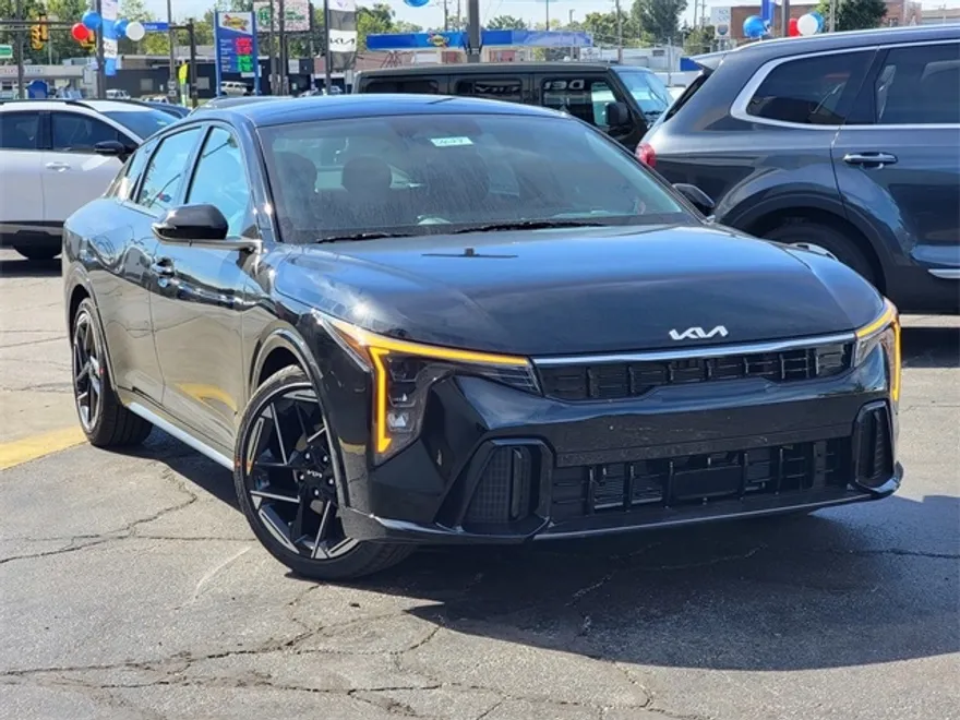 2025 Kia K4 GT-Line photo 1