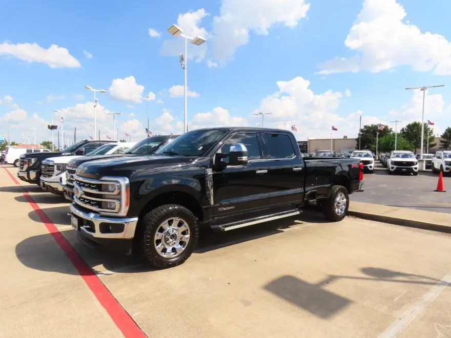 2023 Ford F-350 Lariat photo 1
