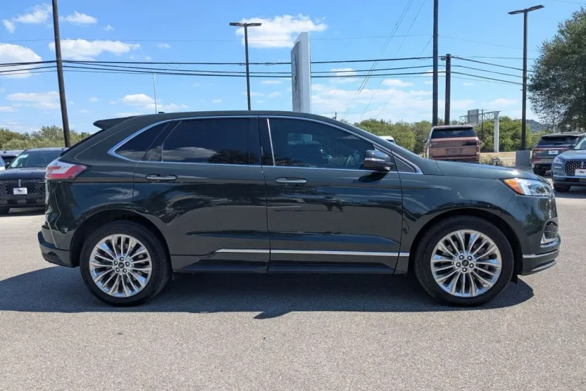 2022 Ford Edge Titanium photo 1
