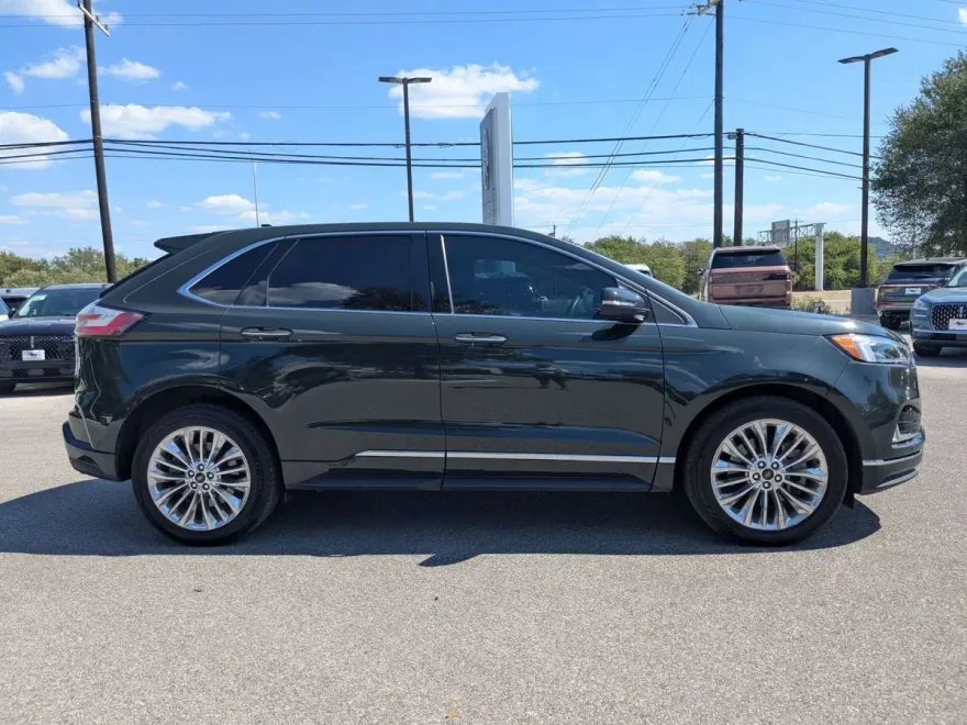 2022 Ford Edge Titanium photo 1