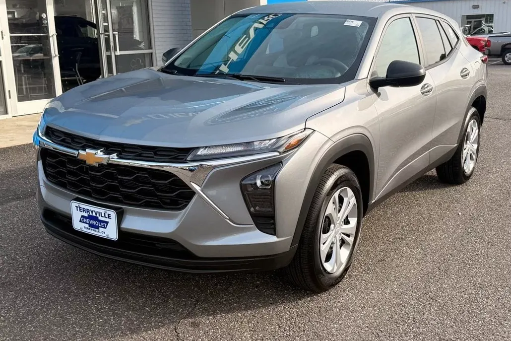 2025 Chevrolet Trax LS photo 1
