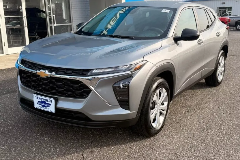 2025 Chevrolet Trax LS photo 1