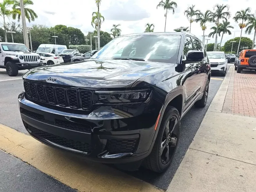 2023 Jeep Grand Cherokee Altitude photo 1