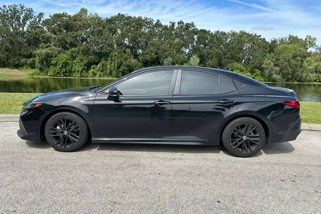 2025 Toyota Camry SE photo 1