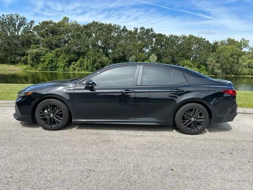 2025 Toyota Camry SE photo 1