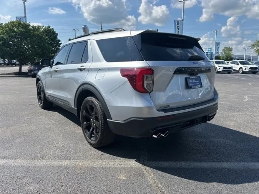 2023 Ford Explorer ST photo 1