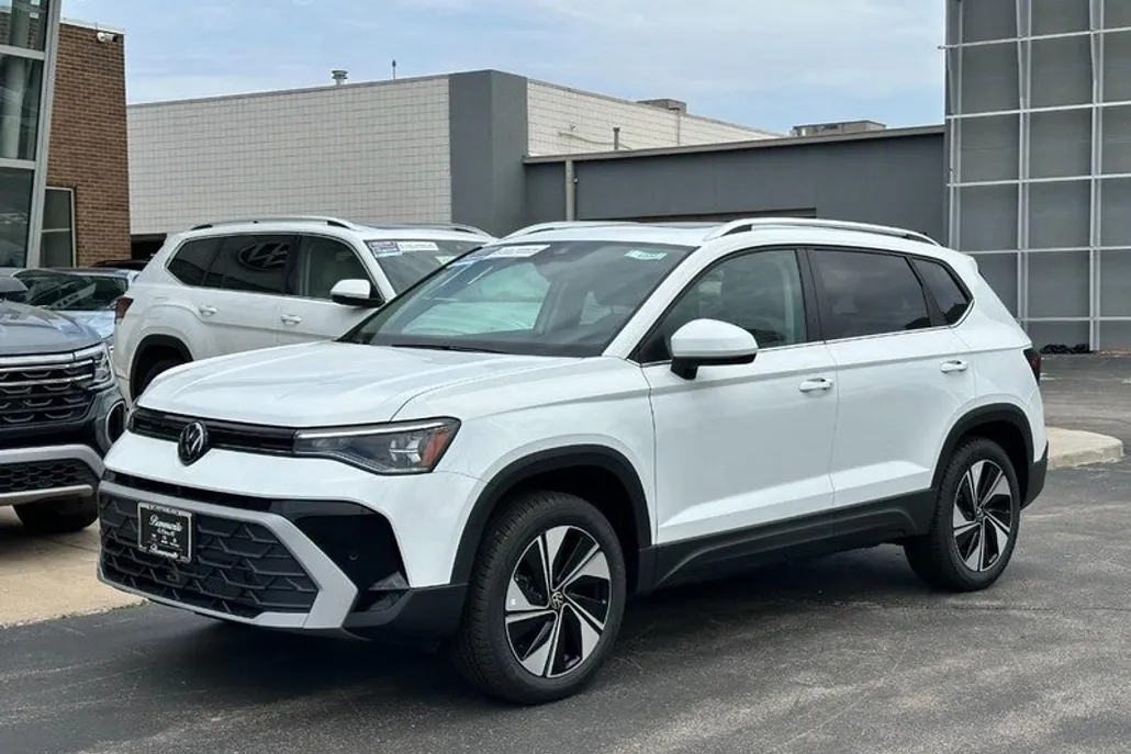 2025 Volkswagen Taos SE photo 1