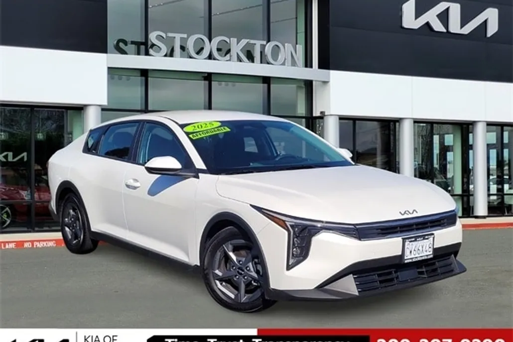 2025 Kia K4 LXS photo 1
