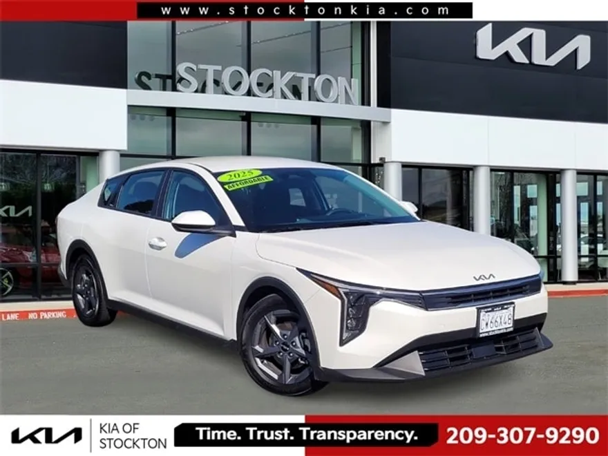 2025 Kia K4 LXS photo 1