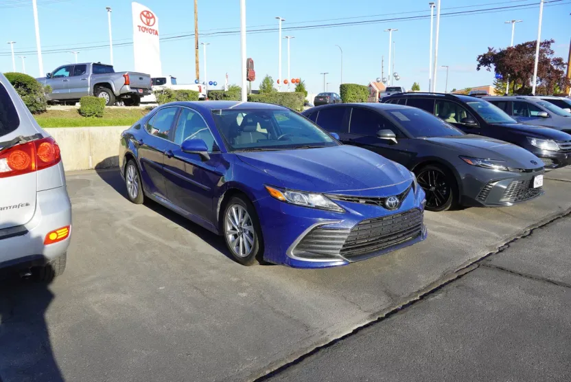 2023 Toyota Camry LE photo 1