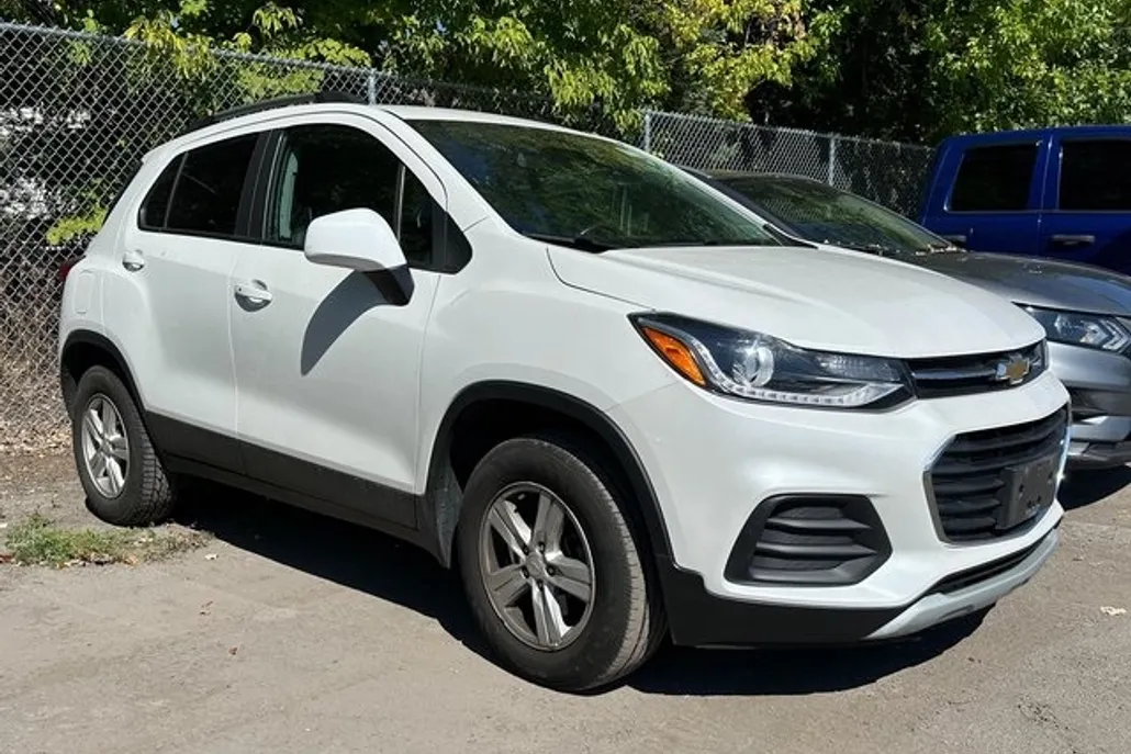 2022 Chevrolet Trax LT photo 1