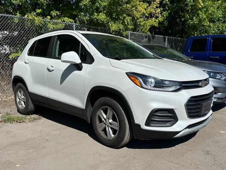 2022 Chevrolet Trax LT photo 1