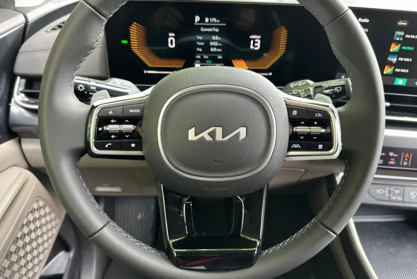 2025 Kia Carnival LXS photo 1