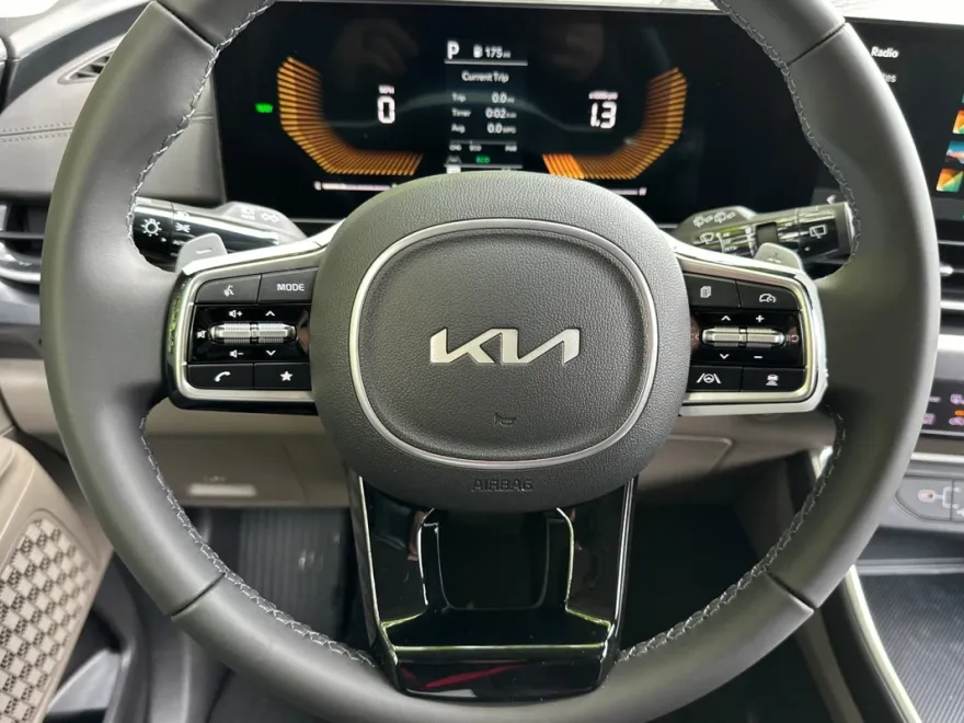 2025 Kia Carnival LXS photo 1