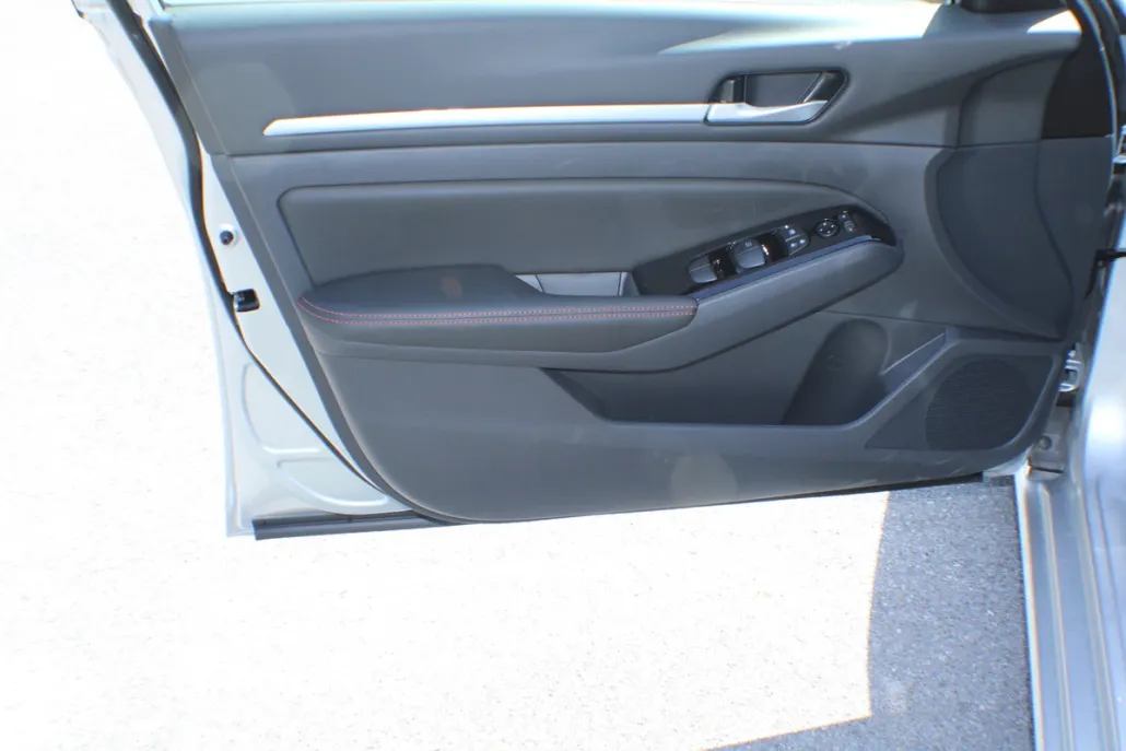2025 Nissan Altima SR photo 1