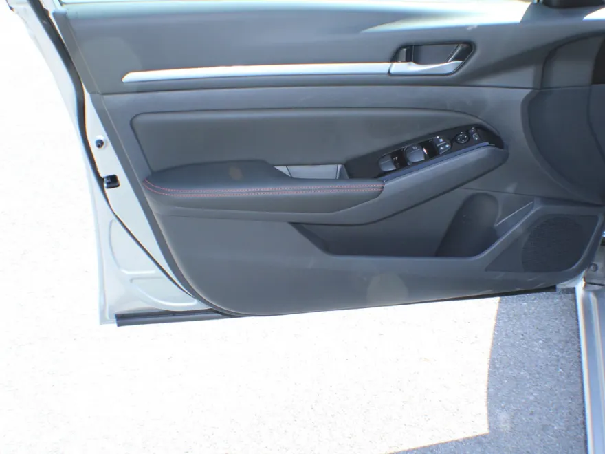 2025 Nissan Altima SR photo 1