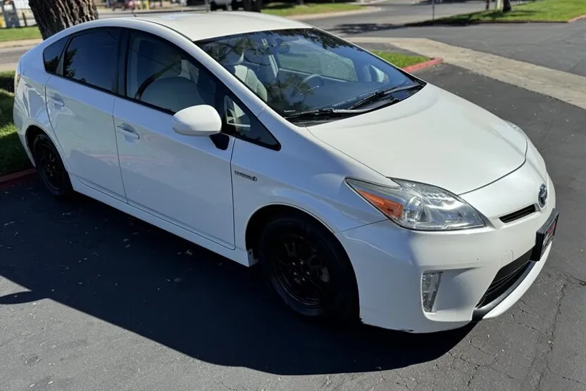 2012 Toyota Prius photo 1