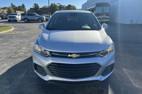 2022 Chevrolet Trax LS photo 2