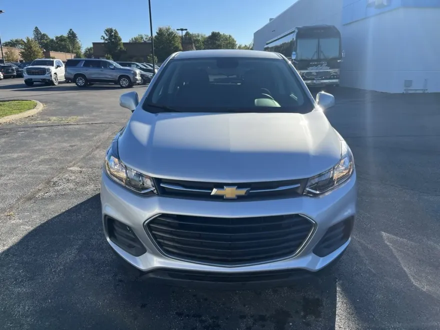 2022 Chevrolet Trax LS photo 2