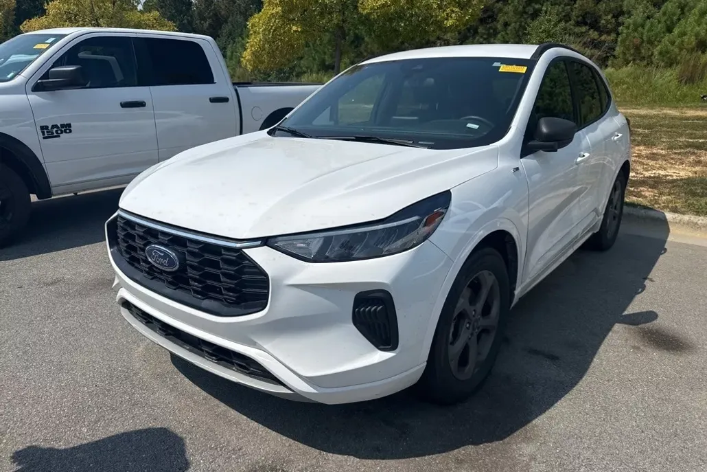 2023 Ford Escape ST-Line photo 1