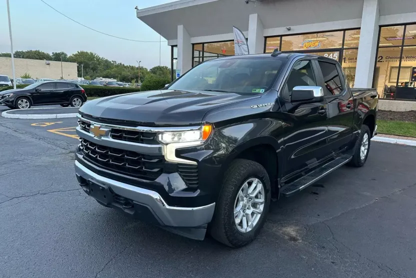 2022 Chevrolet Silverado 1500 LT photo 1