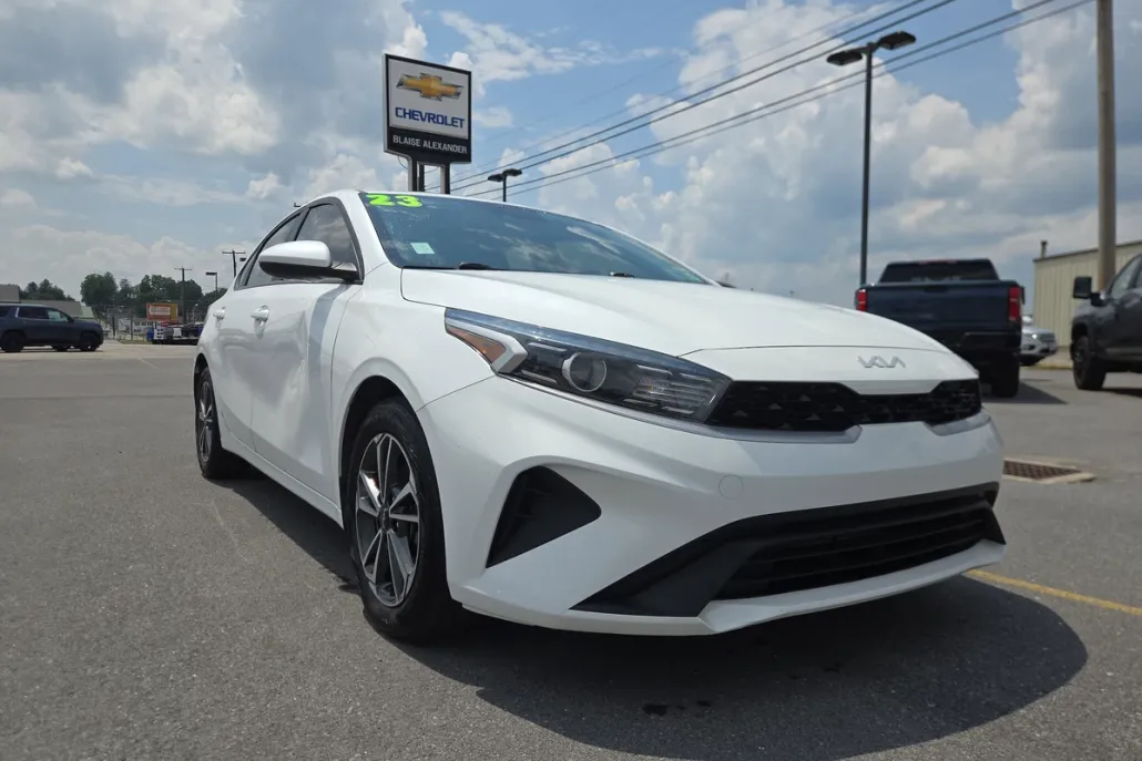 2023 Kia Forte LXS photo 1