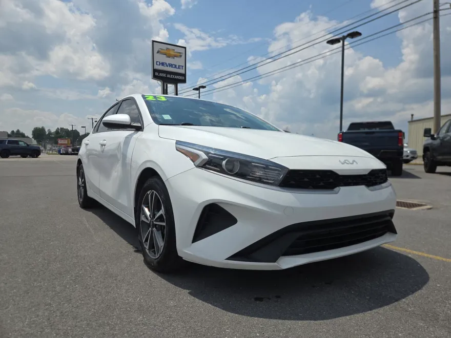 2023 Kia Forte LXS photo 1