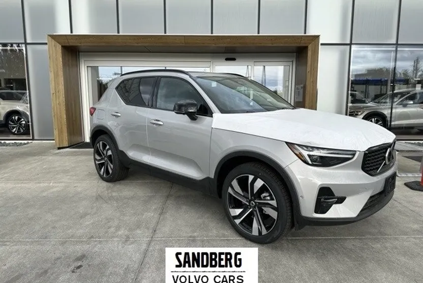 2025 Volvo XC40 photo 1