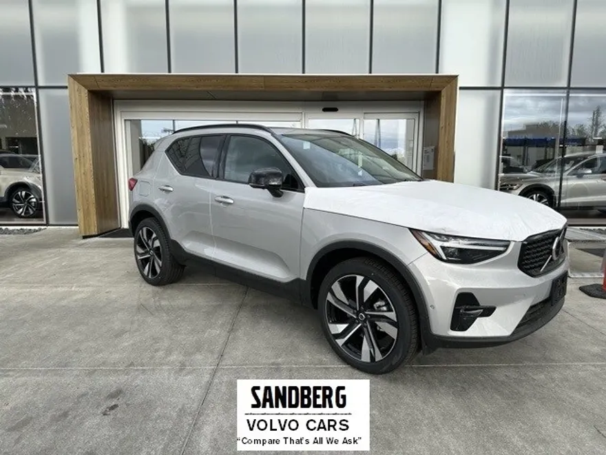 2025 Volvo XC40 photo 1