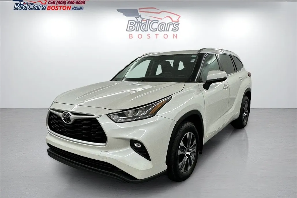 2021 Toyota Highlander XLE photo 1