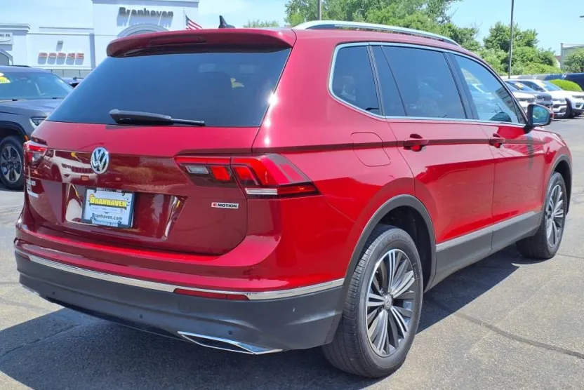2019 Volkswagen Tiguan SEL R-Line photo 1
