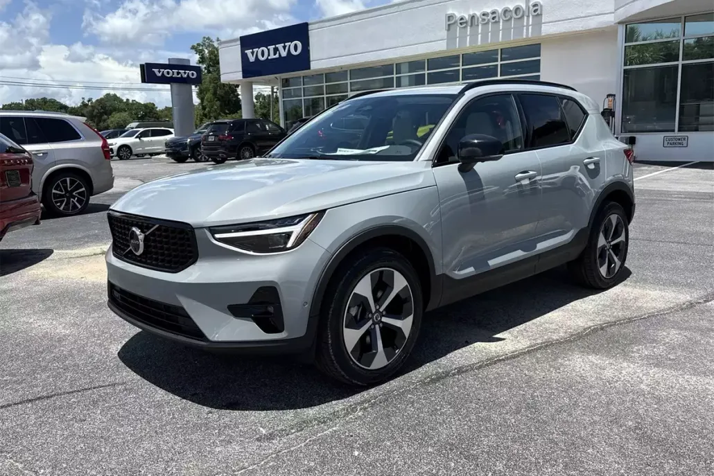 2026 Volvo XC40 Plus photo 1