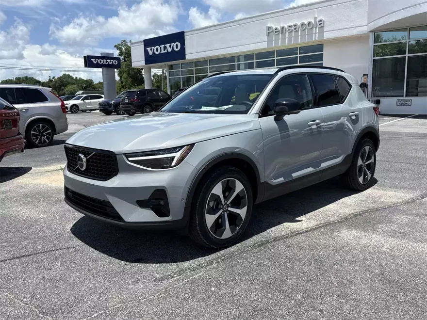 2026 Volvo XC40 Plus photo 1