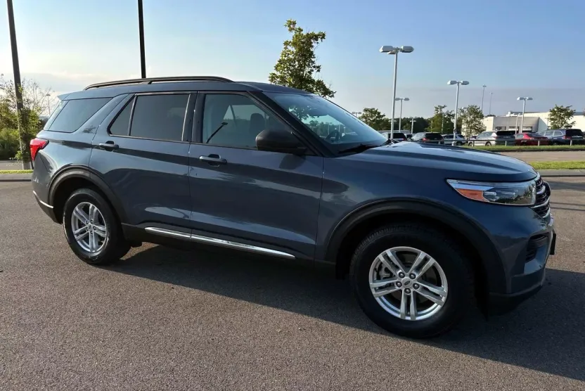 2021 Ford Explorer XLT photo 1