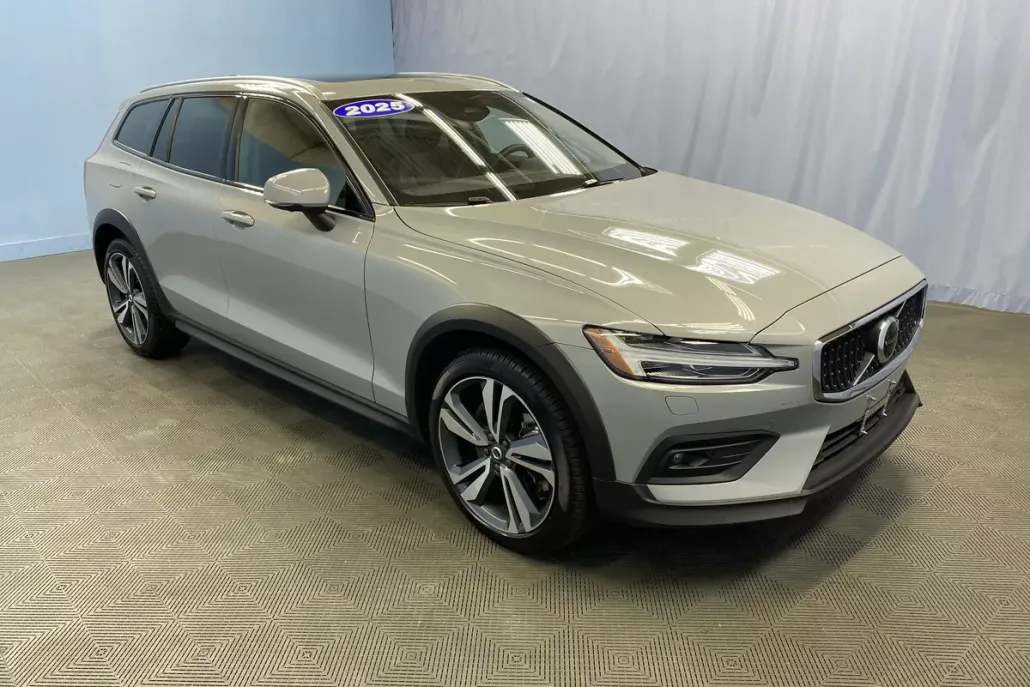 2025 Volvo V60 Cross Country Plus photo 1
