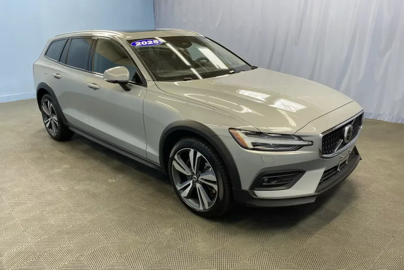 2025 Volvo V60 Cross Country Plus photo 1